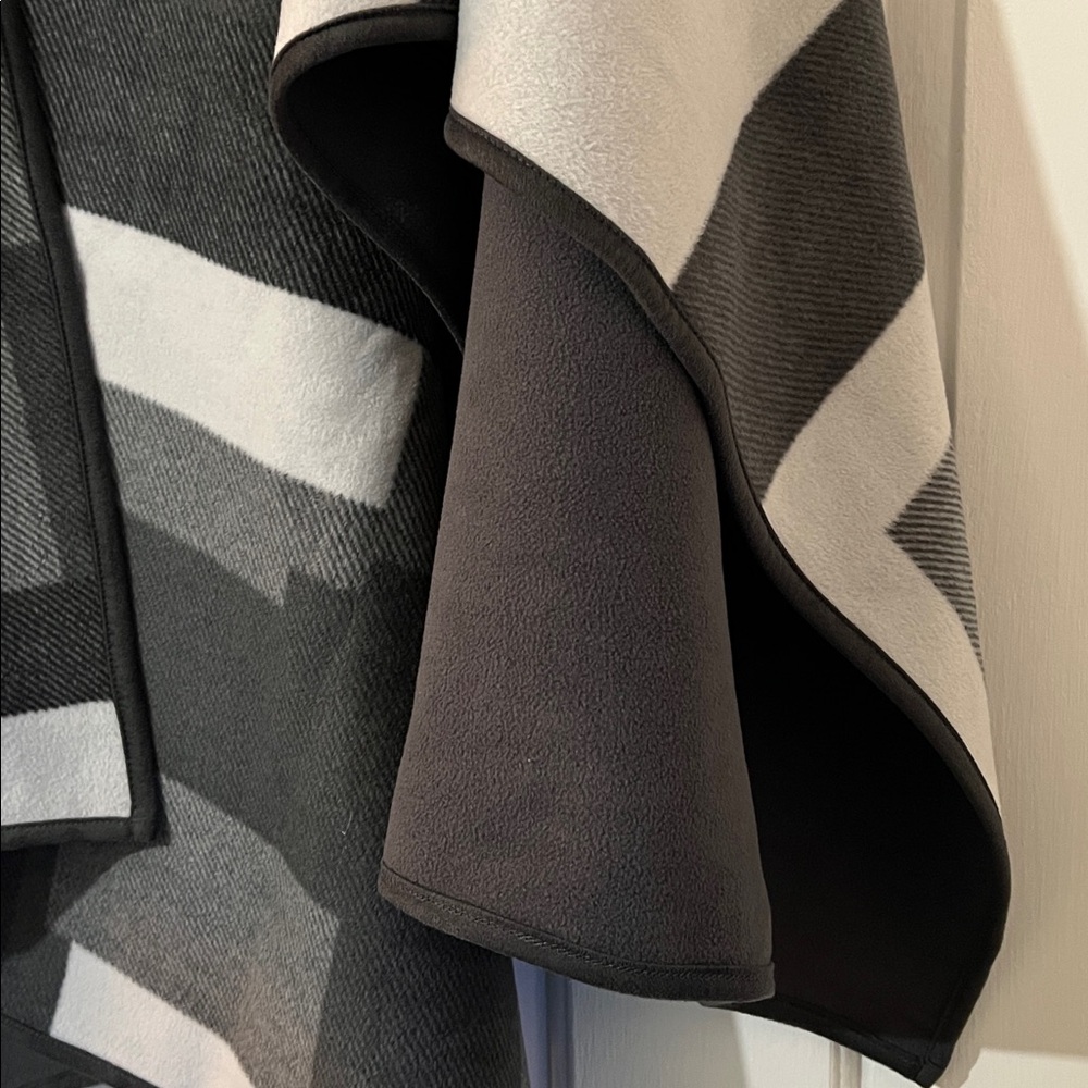 Reversible Woolrich Black & Gray Patterned Cape - Picture 9 of 15